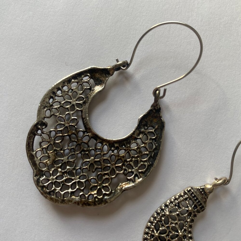 ANTHROPOLOGIE Bohemian Silver Moroccan trefoil Crescent Hoop Earrings - Picture 3 of 3